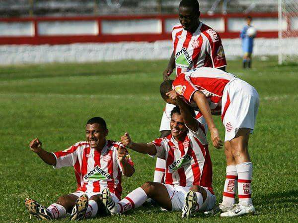 Valdir (c) comemora gol em sua primeira passagem pelo Bangu (Foto: Buda Mendes/Ferj)