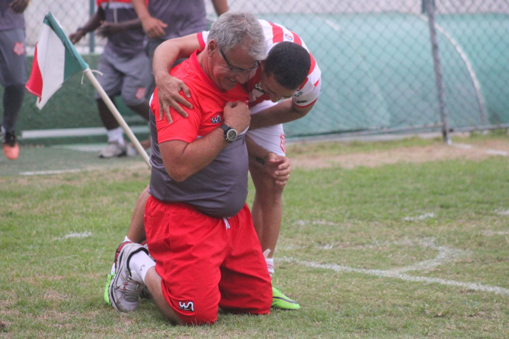 Alfredo não contém emoção e é abraçado pelo meia Eberson (Foto: João Carlos Gomes/Bangu)